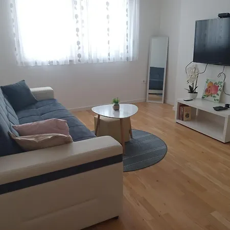 Apartman Leona *
